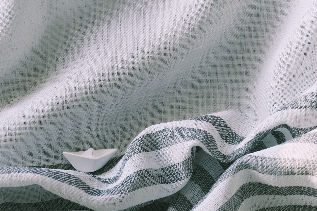 Seizoensgebonden kleurwissel in moderne raambekleding. Seizoensgebonden kleurwissel in moderne raambekleding.