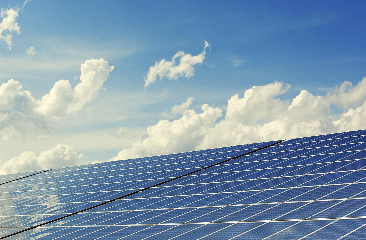 Zonnepanelen installeren op dak van modern huis.