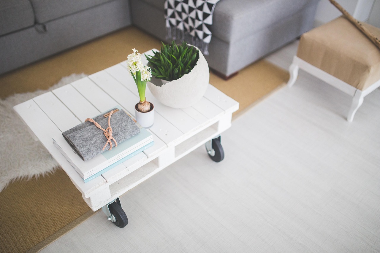 Minimalistische Scandinavische woonkamer met houten meubels. Minimalistische Scandinavische woonkamer met houten meubels.