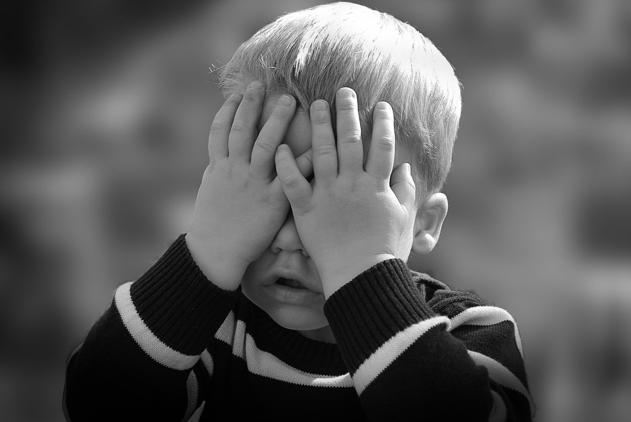 Kinderen spelen vrolijk buiten in de tuin. Kinderen spelen vrolijk buiten in de tuin.