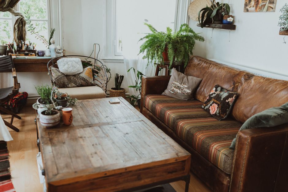Boho-chic gordijnen met kleurrijke bloemenprints.