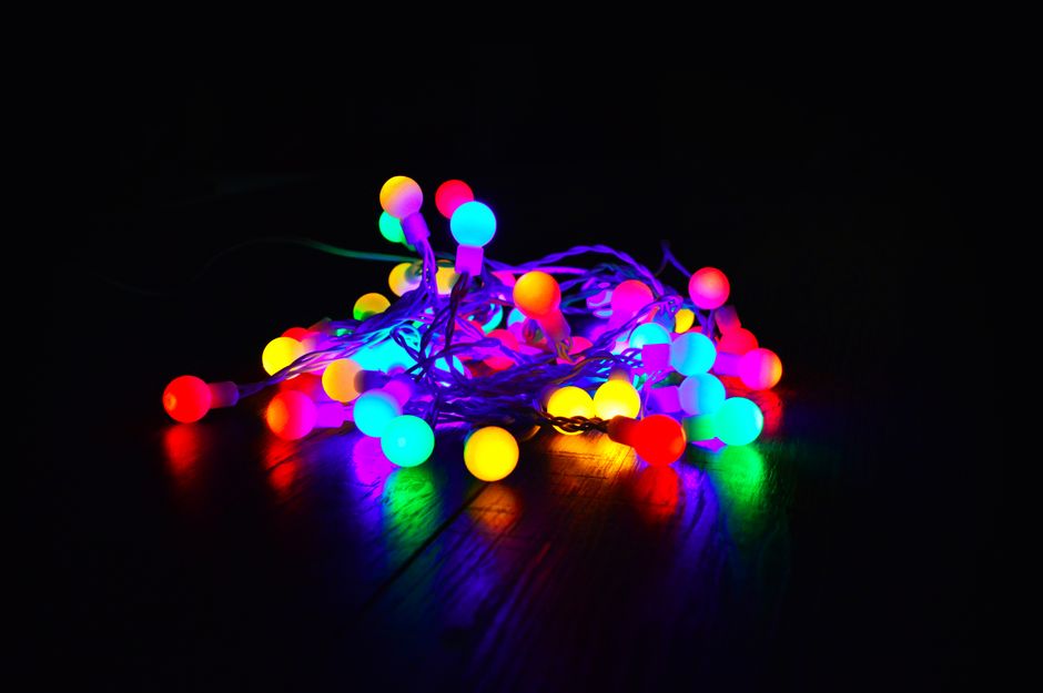 Vibrant gekleurde lampen stralen retro esthetiek uit.