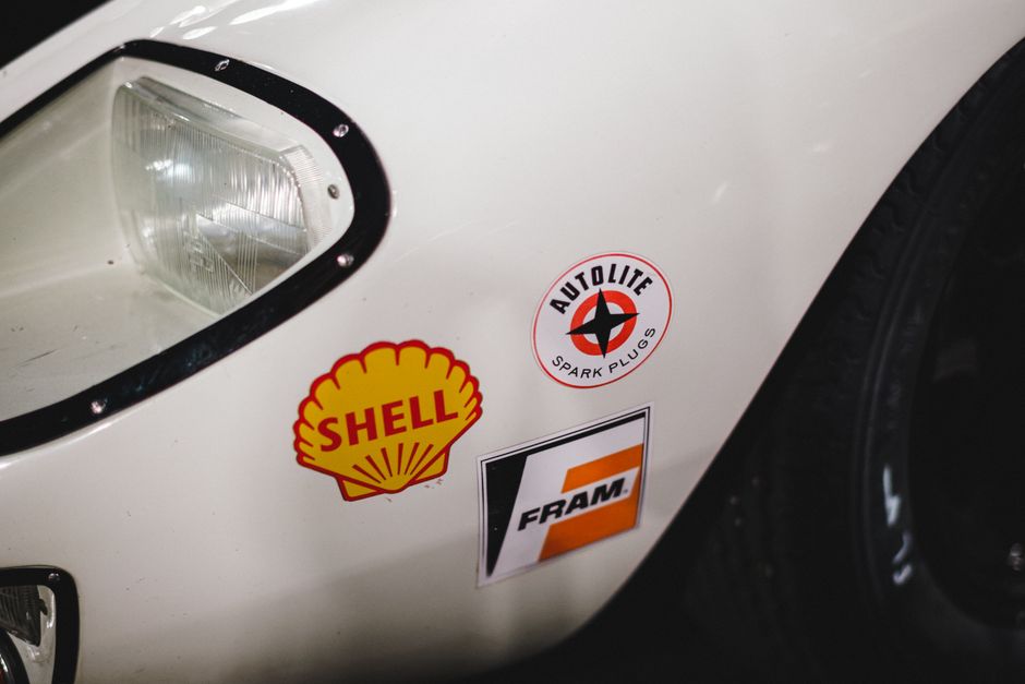 Plantenstickers op witte badkamertegels aangebracht.