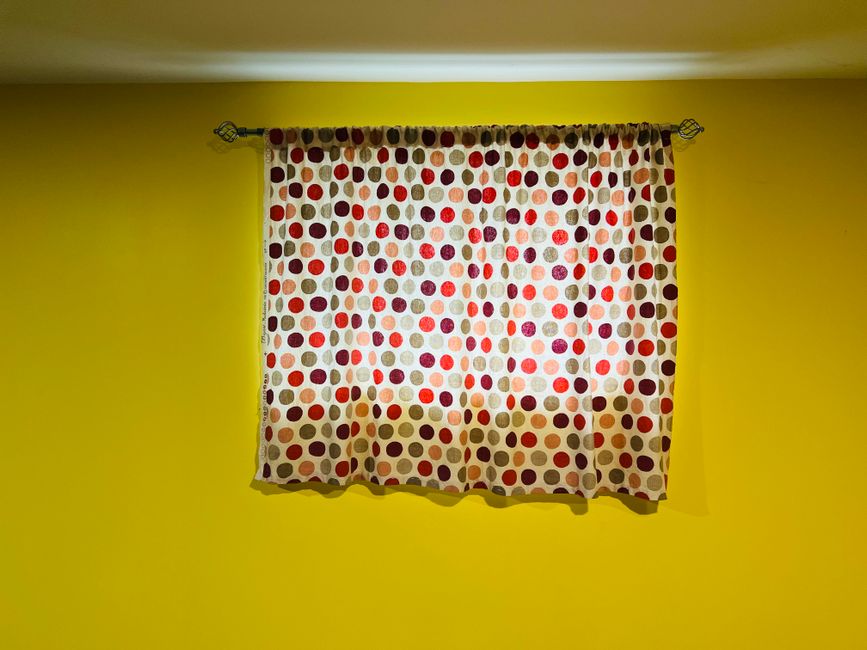 Felgekleurde gordijnen in een zonnige babykamer. Felgekleurde gordijnen in een zonnige babykamer.