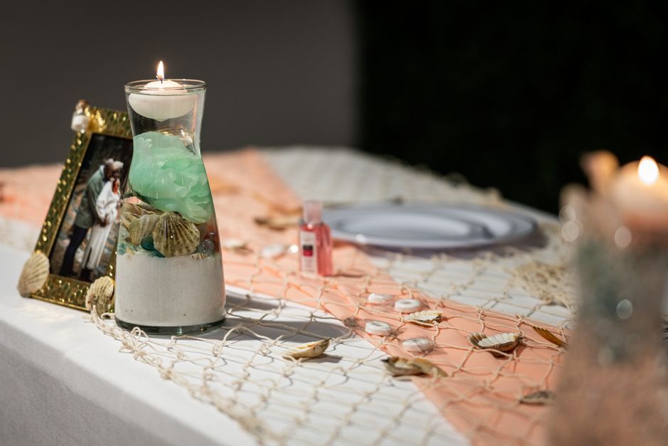 Gezellige kersttafel naast strandthema posters in tuin.