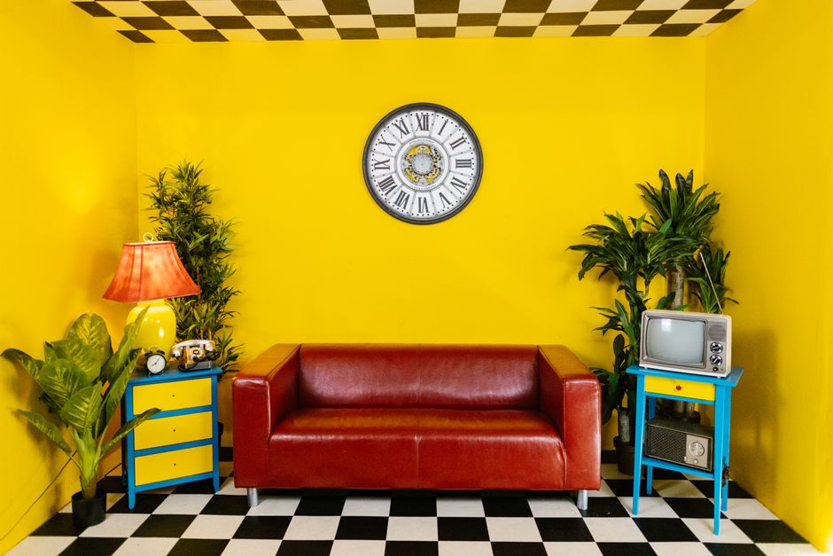 Retro sierkussen met geometrische patronen op bank. Retro sierkussen met geometrische patronen op bank.