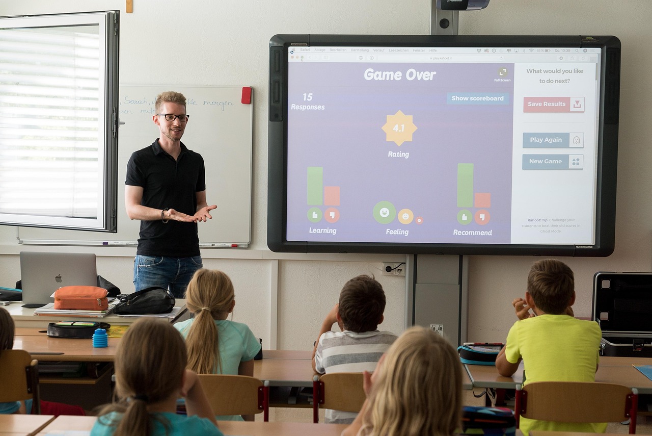 Smartphone-app bedient AI-sproeier voor waterbeheer. Smartphone-app bedient AI-sproeier voor waterbeheer.