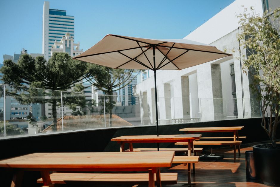 Innovatieve, functionele zonneparasol op zonnig terras.