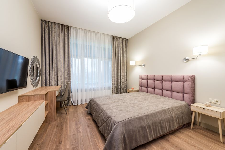 Multifunctioneel logeerbed verandert in boekenkast.