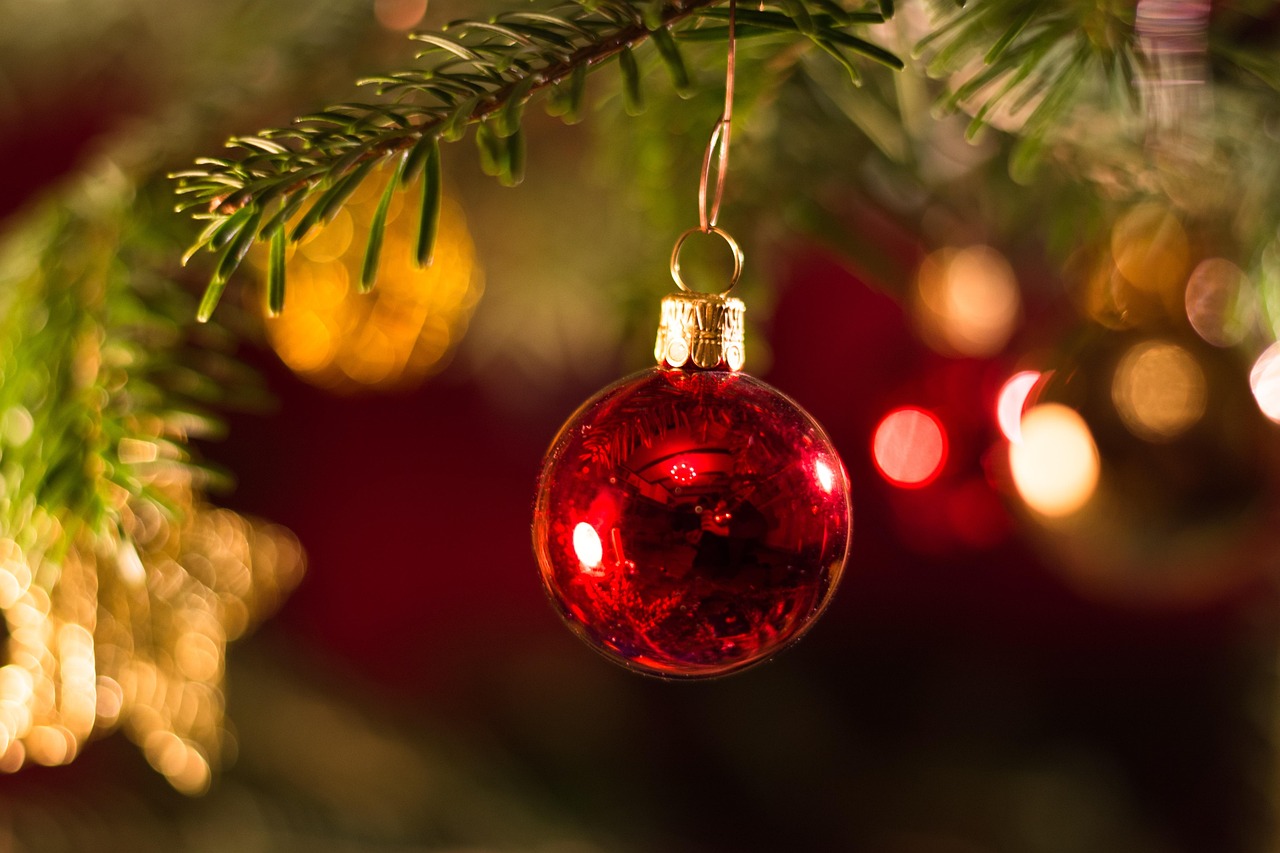 Eenvoudige kerstballen hangen tussen groene palmbladeren. Eenvoudige kerstballen hangen tussen groene palmbladeren.