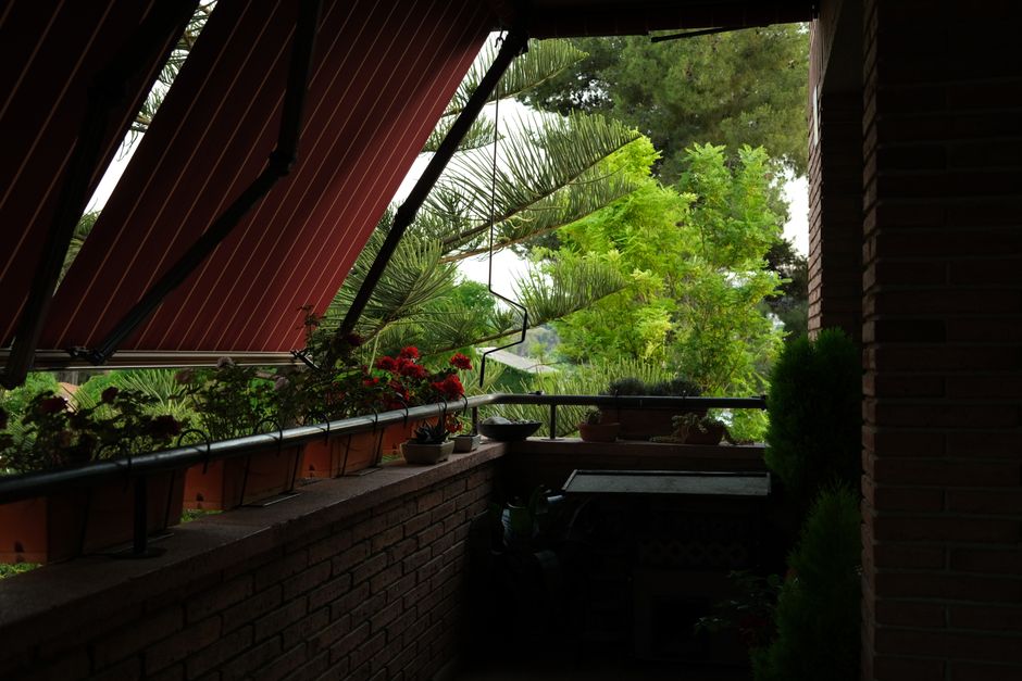 Gordijnen blokkeren zonlicht voor koele kamer. Gordijnen blokkeren zonlicht voor koele kamer.
