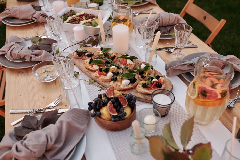 Heldere, bloemen tafelbedekking voor zomerse etentjes