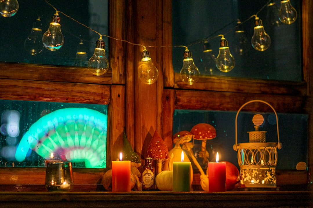 DIY herfstbladeren raamdecoratie met natuuraccenten. DIY herfstbladeren raamdecoratie met natuuraccenten.