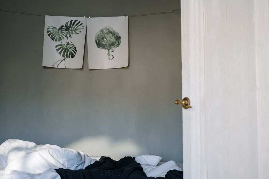 Botanische posters voor een frisse muur - Uitnodigende slaapkamer met botanische kunst en zachte linnen beddengoed, perfect voor een rustige ochtend. Botanische posters voor een frisse muur - Uitnodigende slaapkamer met botanische kunst en zachte linnen beddengoed, perfect voor een rustige ochtend.
