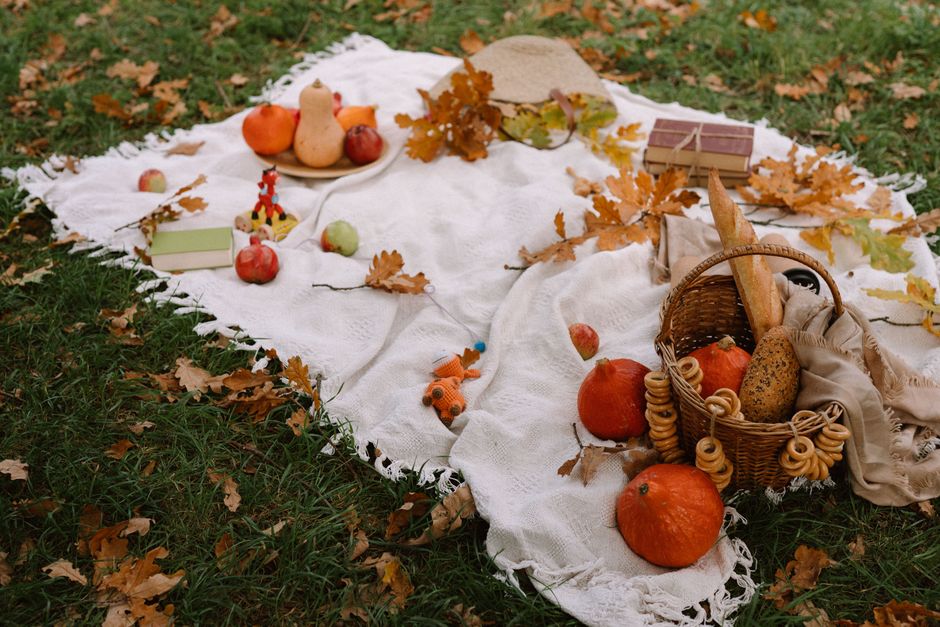 Picknickmand met appels en herfstaccessoires. Picknickmand met appels en herfstaccessoires.