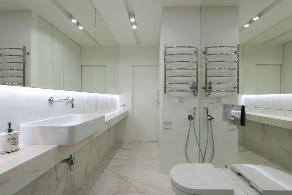Strakke witte badkamer met moderne zwarte accenten.