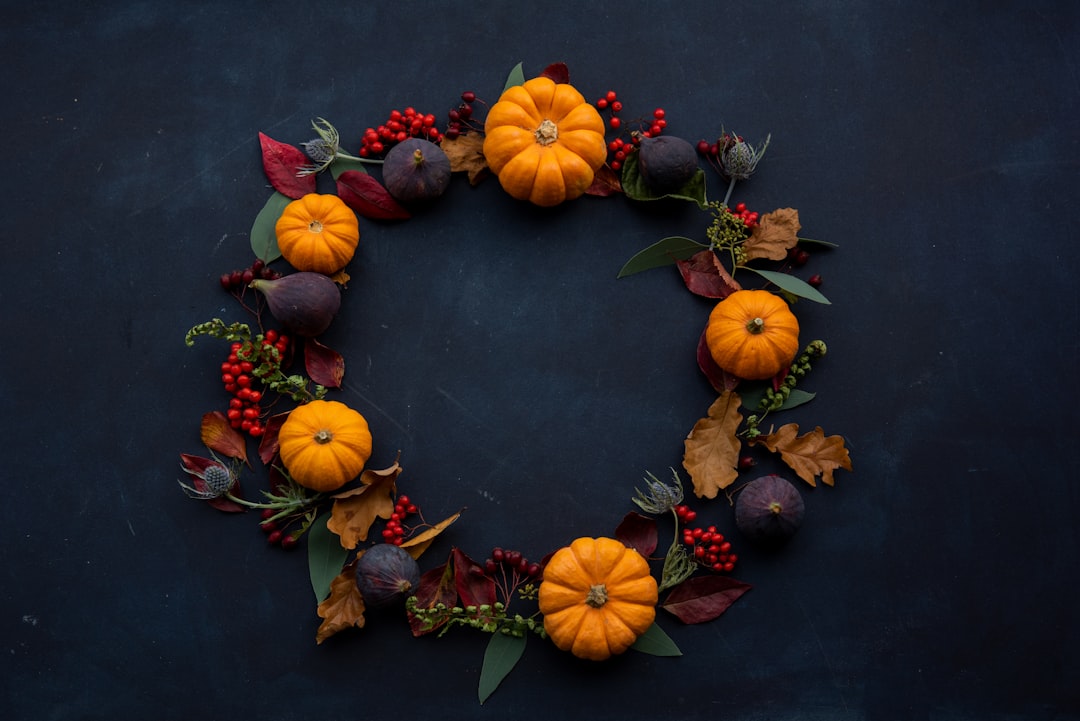 Blauwe zomerkussens naast herfstachtige oker kussens.