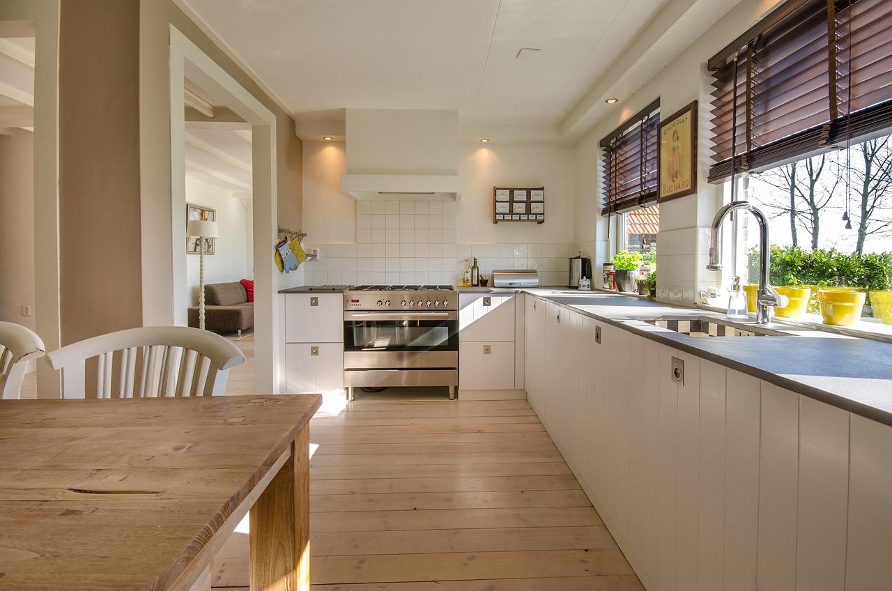 Geavanceerde luchtreiniger in moderne woning.