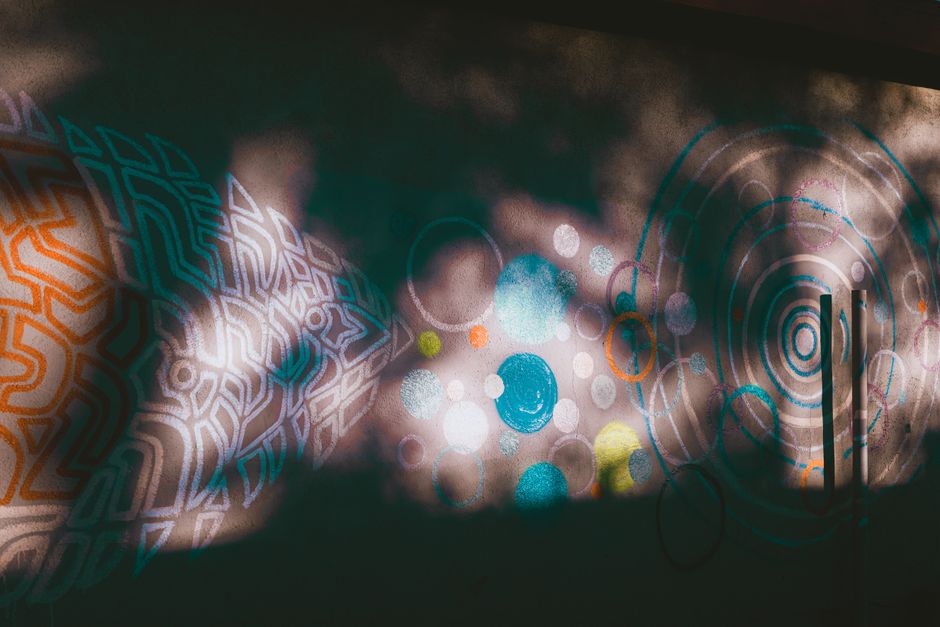 Interactieve wanddecoratie met diepte-effect en reliëf.