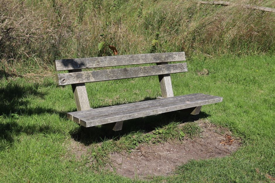 Oude kast wordt geschilderd voor chique uitstraling. Oude kast wordt geschilderd voor chique uitstraling.