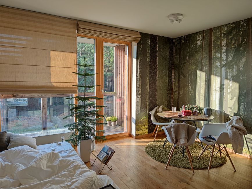 Keuken met herfstbos fotobehang en houten meubels. Keuken met herfstbos fotobehang en houten meubels.